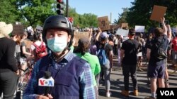 美国之音白宫记者黄耀毅戴上口罩采访白宫前的抗议活动。(美国之音黄耀毅拍摄)
