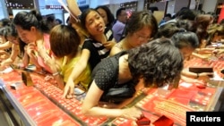 顾客们在山西省太原市的一家金店购买黄金首饰。(资料照)