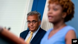 白宫新闻秘书让-皮埃尔在白宫记者会上讲话,白宫新冠疫情响应协调员贾哈站在一旁。(2022年7月22日)