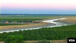 加州中部农业区的水道是生命线(美国之音国符拍摄)