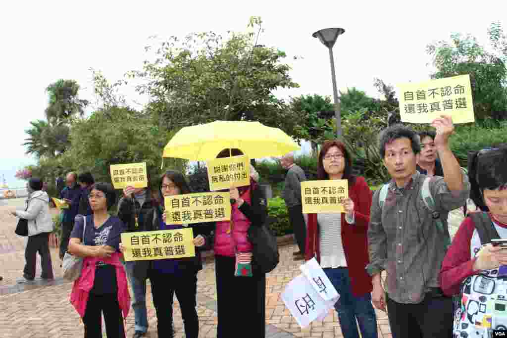 占中三子率众自首(美国之音海彦拍摄)