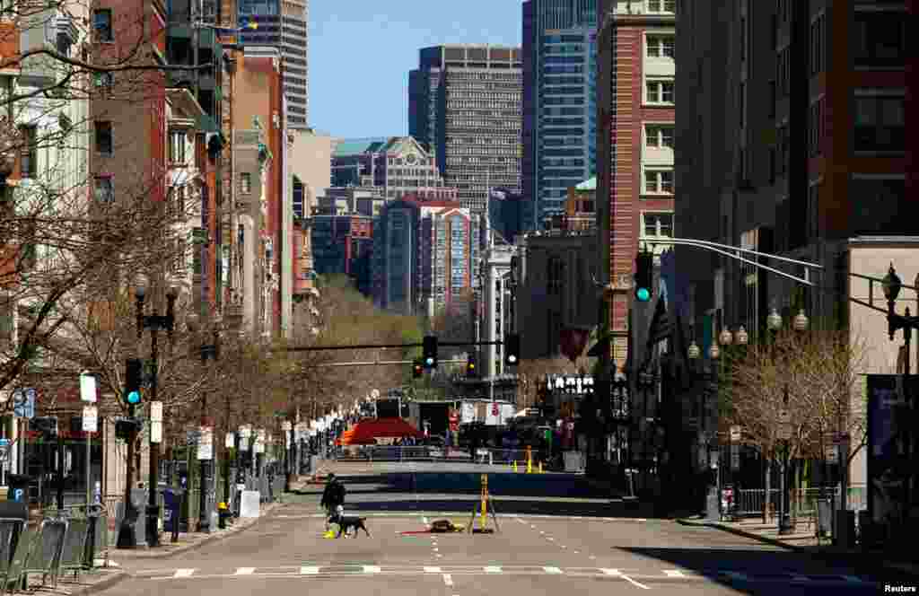 Một nhân viên điều tra viên tại nơi xảy ra vụ đánh bom ở Boston, ngày 21/4/2013.