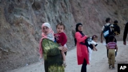 阿富汗难民从土耳其乘船，顺利到达希腊之后，行走在希腊的莱斯博斯岛上（2015年9月10日）。