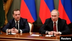 俄罗斯总统普京和总理德米特里·梅德韦杰夫(左)与俄政府成员在莫斯科举行会议。(2020年1月15日)
