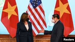 美国副总统哈里斯2021年8月25日在河内会见越南总理范明政(路透社)