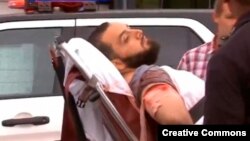 通缉犯拉哈米躺在担架上被抬上救护车。(2016年9月19日,视频截图)