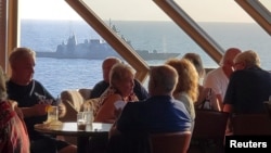 一艘泰国军舰在荷美游轮公司“威士特丹号”游轮旁驶过,该游轮被拒绝停靠曼谷港口。(2020念月12日)