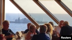 一艘泰国军舰在荷美游轮公司“威士特丹号”游轮旁驶过。(资料照)