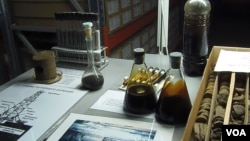 西伯利亚北部一家石油展览馆中陈列的俄罗斯西伯利亚石油样品