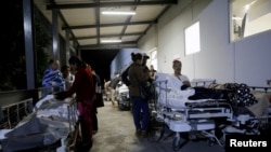 墨西哥南部发生8.1级地震后,墨西哥国家工人社会保障和服务研究所外的病患和家属 (2017年9月8日)