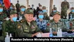 俄罗斯国防部长绍伊古和中国国防部长魏凤和(右)在宁夏青铜峡视察中俄军队2021年联合军演。(2021年8月13日)