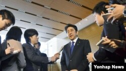 Thủ tường Shinzo Abe nói với các phóng viên về việc Bắc Triều Tiên phóng phi đạn, tại tư dinh của ông ở Tokyo ngày 6/3/2017.