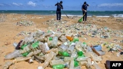 Polisi Perlindungan Lingkungan Hidup membersihkan pantai dari sampah-sampah dalam rangka peringatan Hari LIngkungan Internasional, di pinggiran Kota Kolombo, Sri Lanka, 5 Juni 2020. (Foto: Lakruwan/Manniarachchi/AFP)