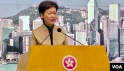 香港特首林郑月娥公布两年多以来最严厉防疫措施,包括首次将”限聚令”适用范围延伸到私人处所,禁止多过两个家庭的聚集 (美国之音/汤惠芸)