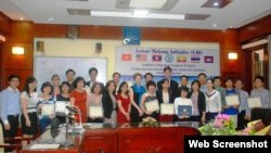 Khóa bồi dưỡng cung cấp 40 giờ học cấp tốc về các kỹ năng tiếng Anh để giúp các công chức Việt Nam ‘giao tiếp tốt hơn’ khi tham dự các hội nghị quốc tế.