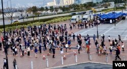 香港中环爱丁堡广场2月11日下午有数以千计市民排队轮候接受强制病毒检测 (美国之音/汤惠芸)