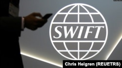 SWIFT(Society for Worldwide Interbank Financial Telecommunications)环球银行金融电信协会标志。(资料照片)