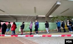 数以千计香港市民2月9日下午排队前往大围美林体育馆接受强制病毒检测,有市民表示排队4小时才能接受病毒检测 (美国之音/汤惠芸)