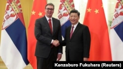 中国国家主席习近平在北京人民大会堂与塞尔维亚总统亚历山大·武契奇举行会晤前握手。（资料照片：2019年4月25日）