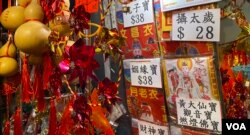 黄大仙庙商贩阿伟表示,农历新年期间关闭宗教场所两星期,估计全年生意大幅减少9成,形容防疫新措施带来毁灭性影响 (美国之音/汤惠芸)