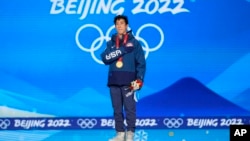 美国滑冰运动员陈巍(Nathan Chen)在北京冬奥会获取花样滑冰男单自由滑金牌时手置前胸聆听国歌。(2022年2月10日)
