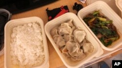 美联社记者约翰.莱切斯特(John Leicester )在被检测出新冠病毒感染阳性被隔离后星期二获得一份丰盛的特殊晚餐。(2022年2月8日)