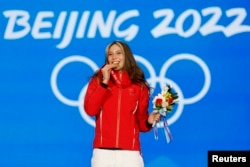 来自美国的归化滑雪运动员谷爱凌获得北京冬奥会自由式滑雪大跳台金牌。(2022年2月10日)