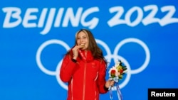 来自美国的归化滑雪运动员谷爱凌获得北京冬奥会自由式滑雪大跳台金牌。(2022年2月10日)