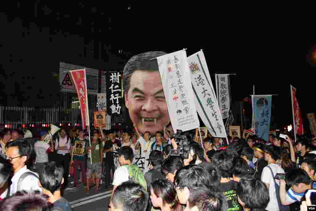 学联发起抗议梁振英拒绝对话公民抗命游行和留守礼宾府(美国之音图片/海彦拍摄)