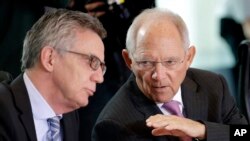 德国内政部长(左)和财政部长在交谈。(资料照片)