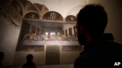 资料照:参观者在观看达芬奇在意大利米兰一所教堂里的著名壁画“最后的晚餐”。