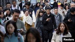 早高峰时间北京街头上班的人群。(2024年10月8日)