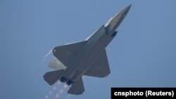 中国空军歼-35A战机在中国广东珠海第15届航空展期间进行飞行训练。(2024年11月12日)