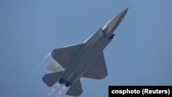 中国空军歼-35a战机在中国广东珠海第15届航空展期间进行飞行训练。（2024年11月12日）