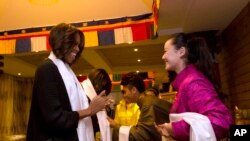 美国第一夫人米歇尔•奥巴马带着两个女儿和母亲来到成都一家西藏餐馆用午餐,受到藏族学生的欢迎。(2014年3月26日)