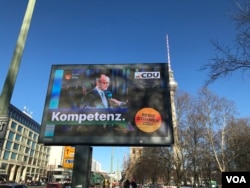2023年2月23日,柏林街头德国联盟党候选人默茨的竞选广告牌。(美国之音特约记者杨乐天拍摄)