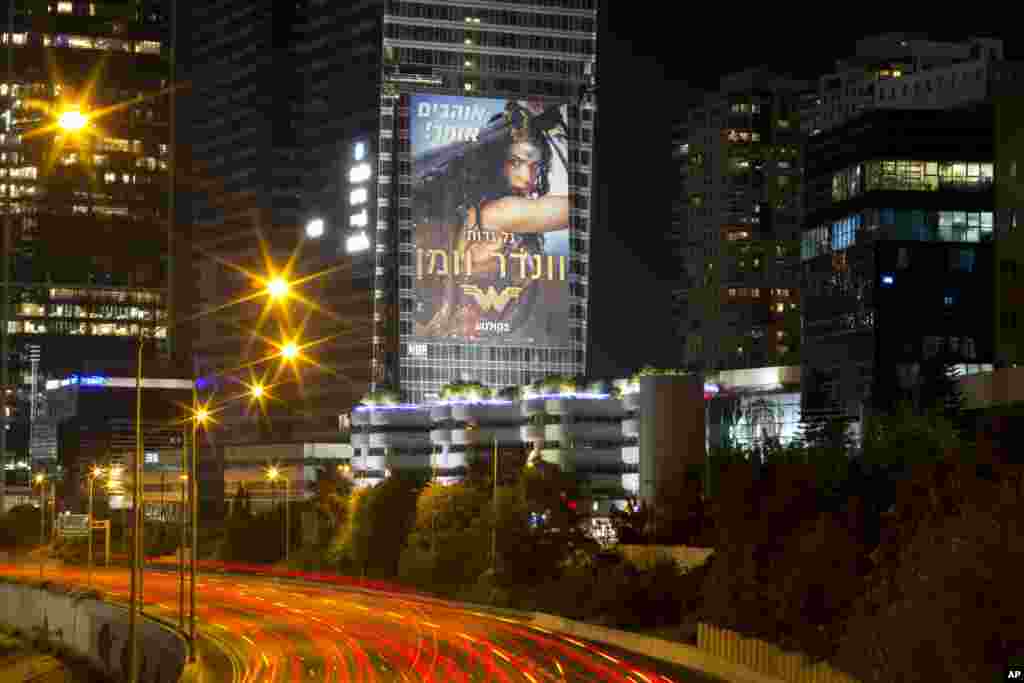 在以色列的特拉维夫,影片《神奇女侠》的海报(2017年6月6日)。以色列人为其中扮演女主角的盖尔·加朵而自豪。她是以色列模特,还曾经在以色列部队里担任格斗教练。美联社一篇报道的标题是《以色列爱上了本乡本土的神奇女侠盖尔·加朵》。