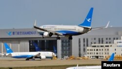 资料照片:中国厦门航空公司的一架波音737-800客机降落在福建省福州市福州长乐国际机场。(2018年3月21日)