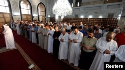 Những người Hồi giáo Sunni tham gia buổi cầu nguyện tại một đền thờ ở Baghdad 28/7/2014.