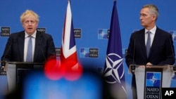 英国首相约翰逊(左)和北约秘书长斯托尔滕贝格在记者会上。