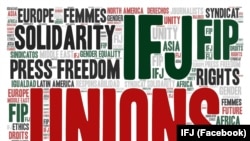 资料照 - 写有《国际新闻工作者联合会》(International Federation of Journalists, IFJ)以及新闻自由、人权等英文字样的宣传图案。