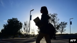 资料照:在美国加州求学的一名来自中国的留学生去上课。