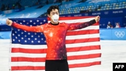 美国滑冰运动员陈巍(Nathan Chen)获北京冬奥会男单花样滑冰金牌。(2022年2月10日)