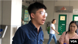 黄之锋2019年9月9号在香港东区法院门口见媒体。(美国之音)