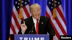 2016年6月22日,共和党总统候选人川普在纽约曼哈顿一所学校发表演讲,抨击希拉里·克林顿