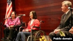 倪玉兰(中)被美驻华大使博卡斯授予国际妇女勇气奖(2016年4月13日, 美国驻华使馆官网图片)