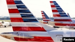 美国航空的多架客机停靠在华盛顿首都机场(路透社资料照)