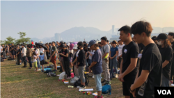 香港示威者星期天(10月27日)折纸鹤悼亡灵。