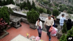 资料照:台北一家人在2016年的清明节前去家人墓地祭拜。
