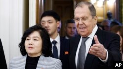 Ngoại trưởng Nga Sergey Lavrov, phải, gặp Ngoại trưởng Triều Tiên Choe Son Hui tại Moscow, ngày 16/1/2024.